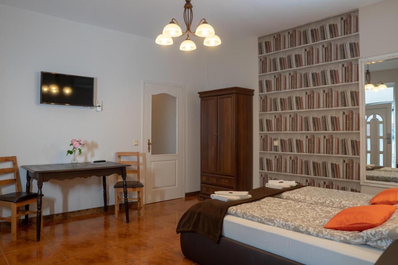 F57 - Frankó Családi Panzió Acomodação com café da manhã Balatonlelle Exterior foto