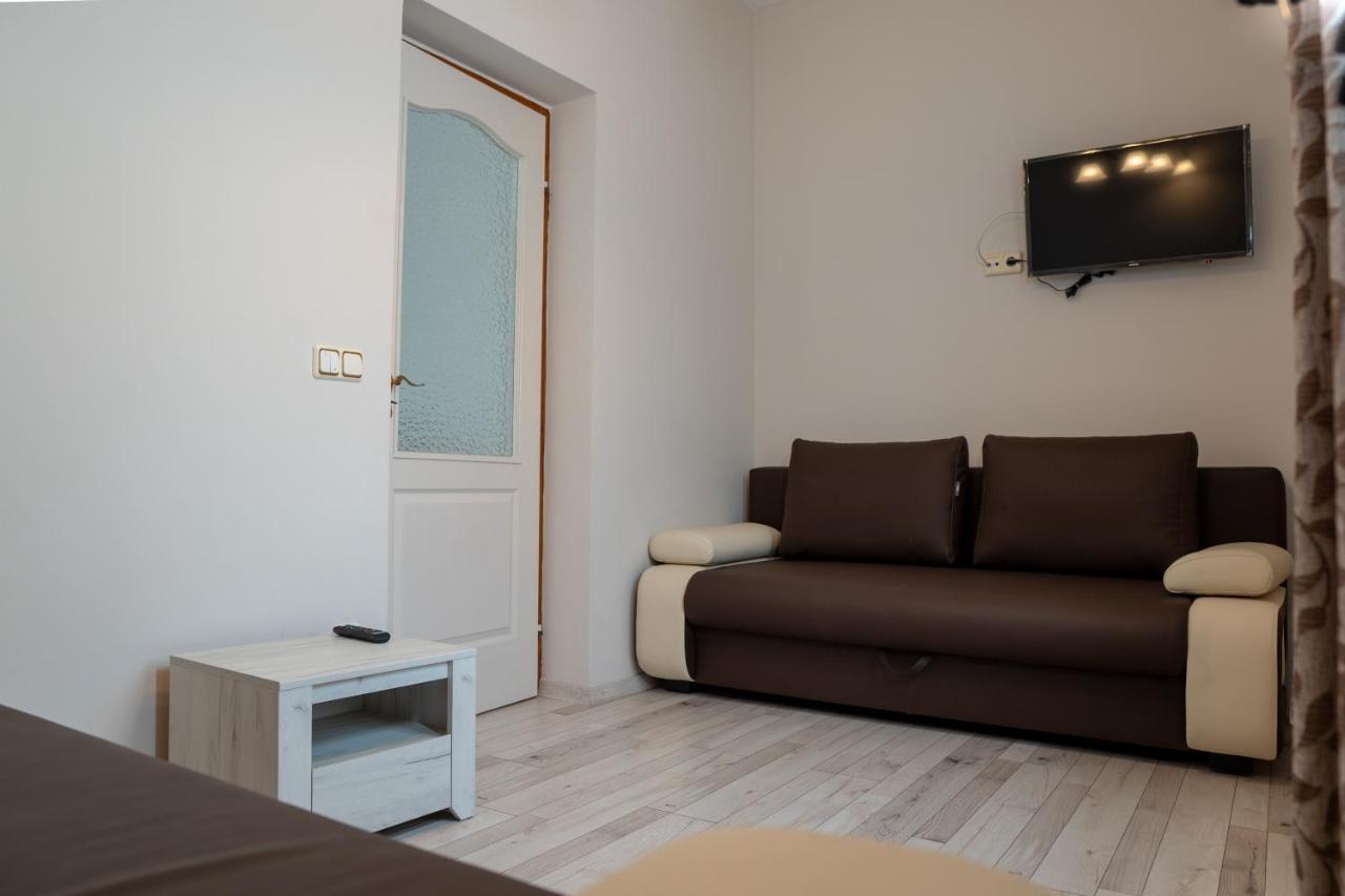 F57 - Frankó Családi Panzió Acomodação com café da manhã Balatonlelle Exterior foto