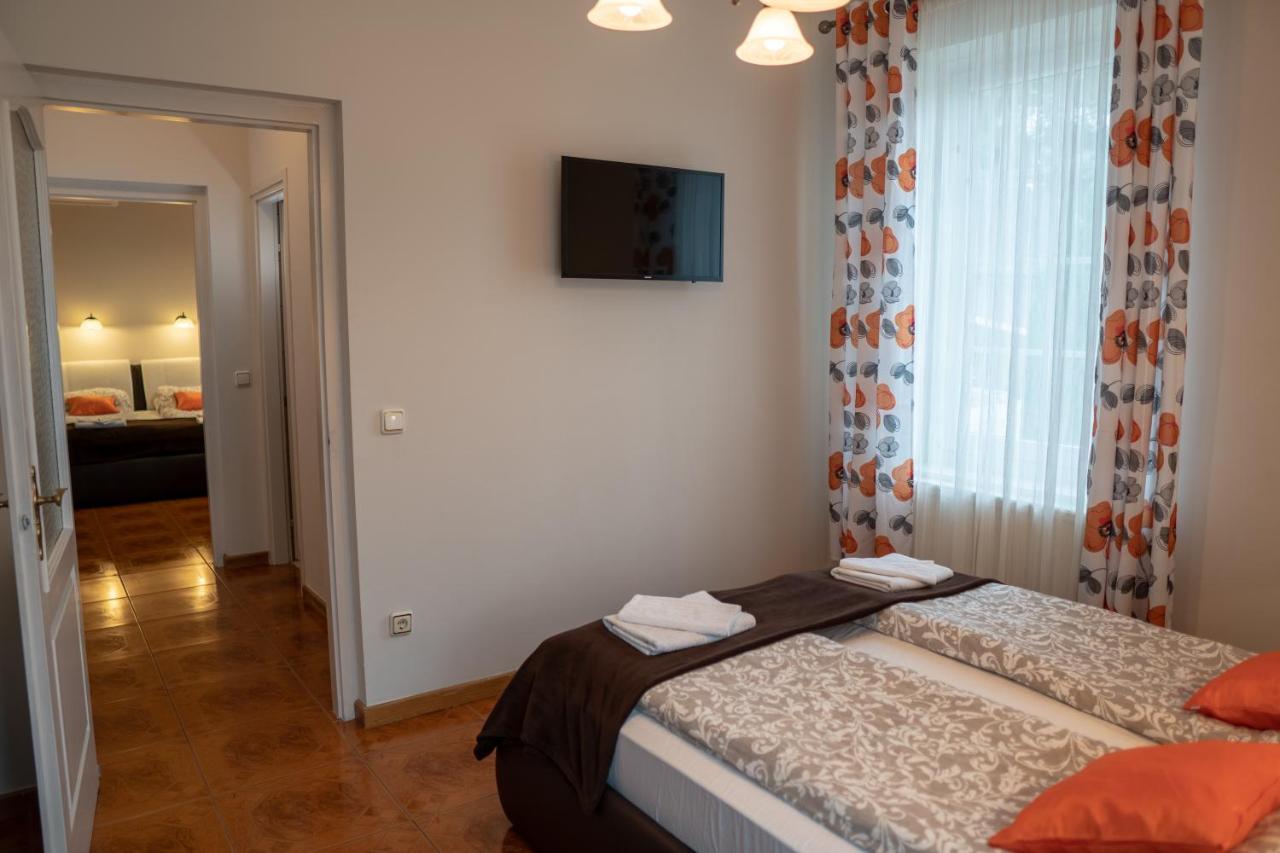F57 - Frankó Családi Panzió Acomodação com café da manhã Balatonlelle Exterior foto
