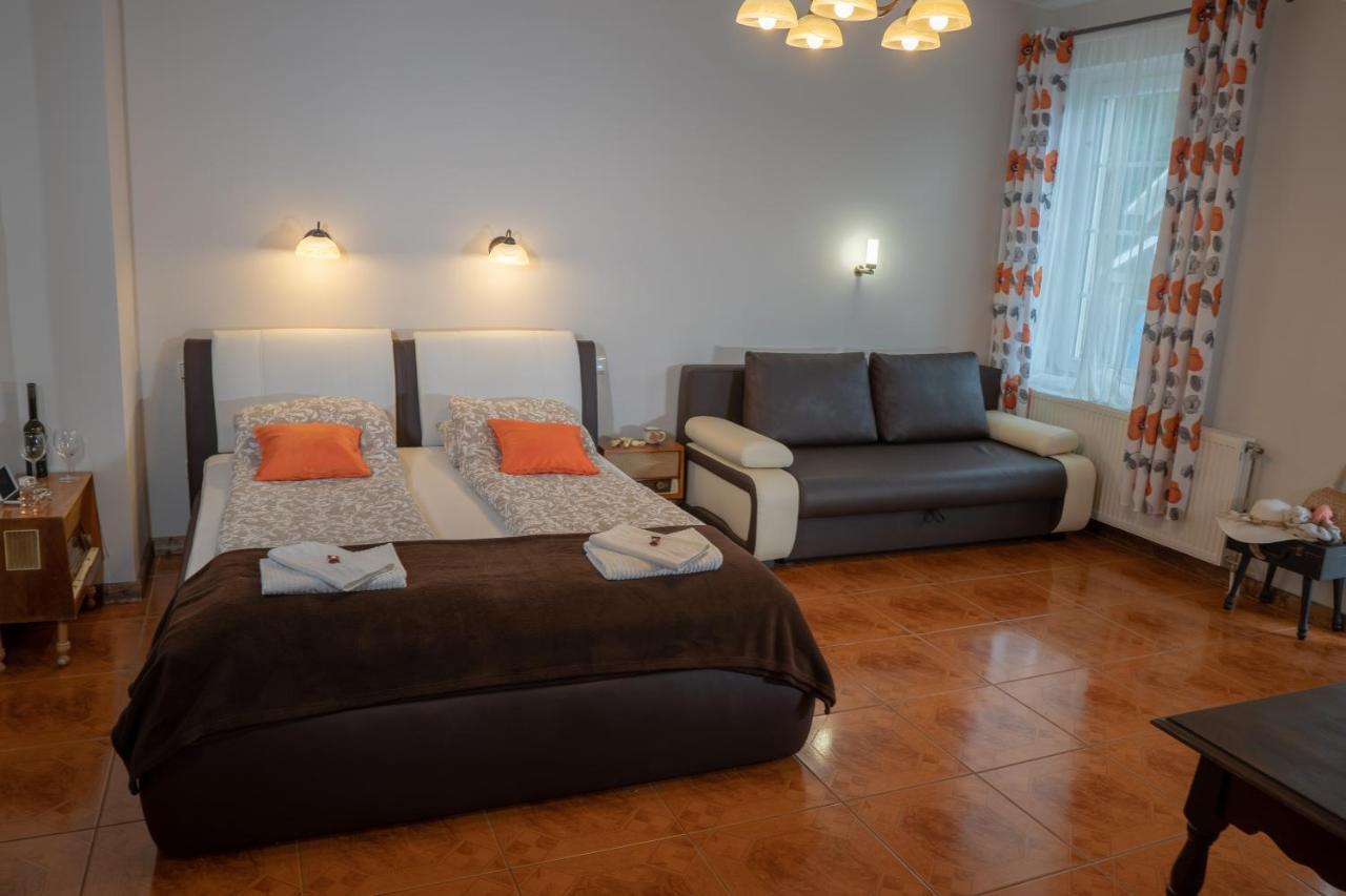 F57 - Frankó Családi Panzió Acomodação com café da manhã Balatonlelle Exterior foto
