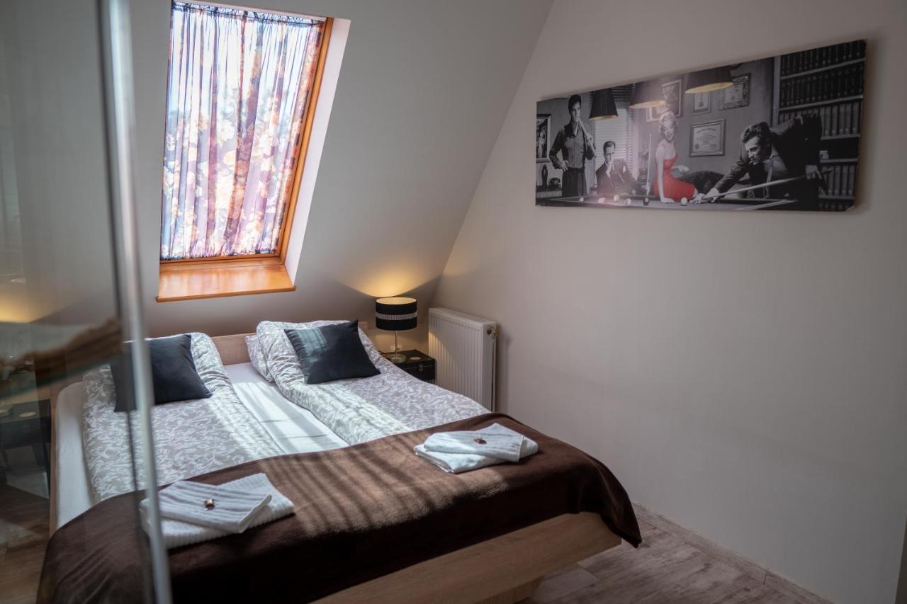 F57 - Frankó Családi Panzió Acomodação com café da manhã Balatonlelle Exterior foto