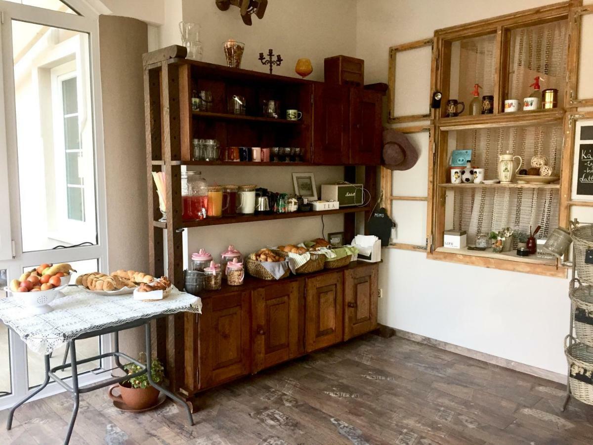 F57 - Frankó Családi Panzió Acomodação com café da manhã Balatonlelle Exterior foto